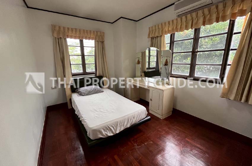 House with Shared Pool in Srinakarin 